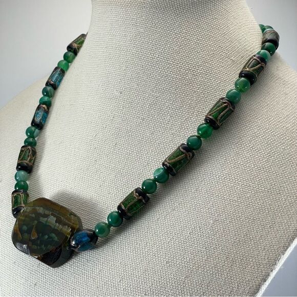 Stunning Unsigned Green Malachite Dyed Agate and Artisan Glass Beaded Necklace - Picture 5 of 10